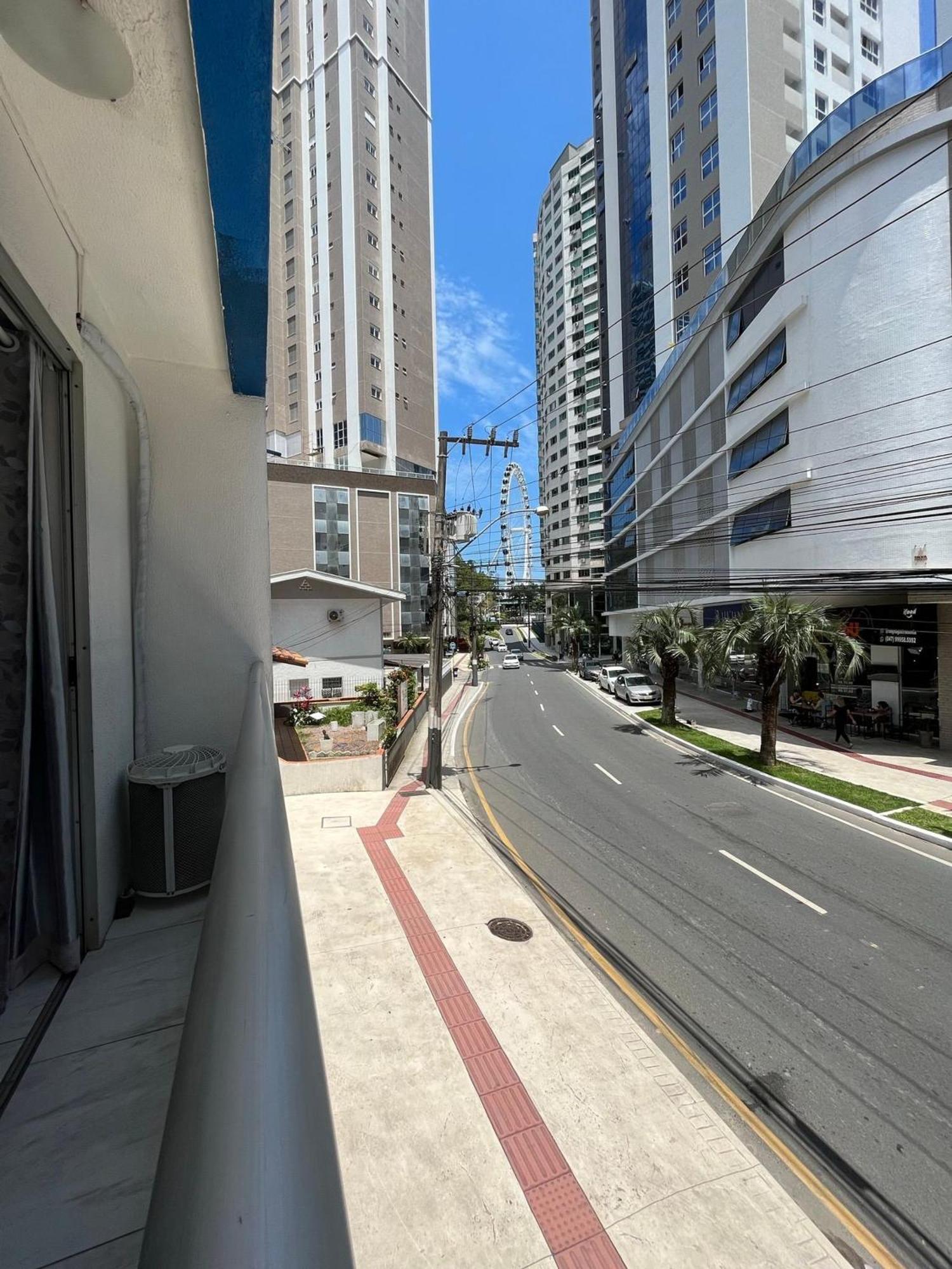 MAZ001 - Kitnet Super Completa com Ar Condicionado e vista Big Wheel, Garagem Balneario Camboriu Exterior foto